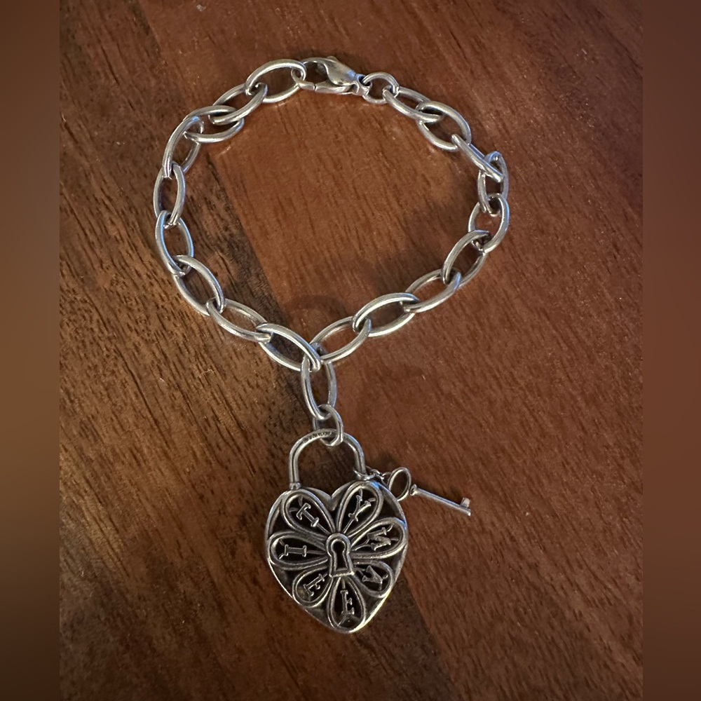 Tiffany & Co.
Filigree Heart with Key bracelet 7’’